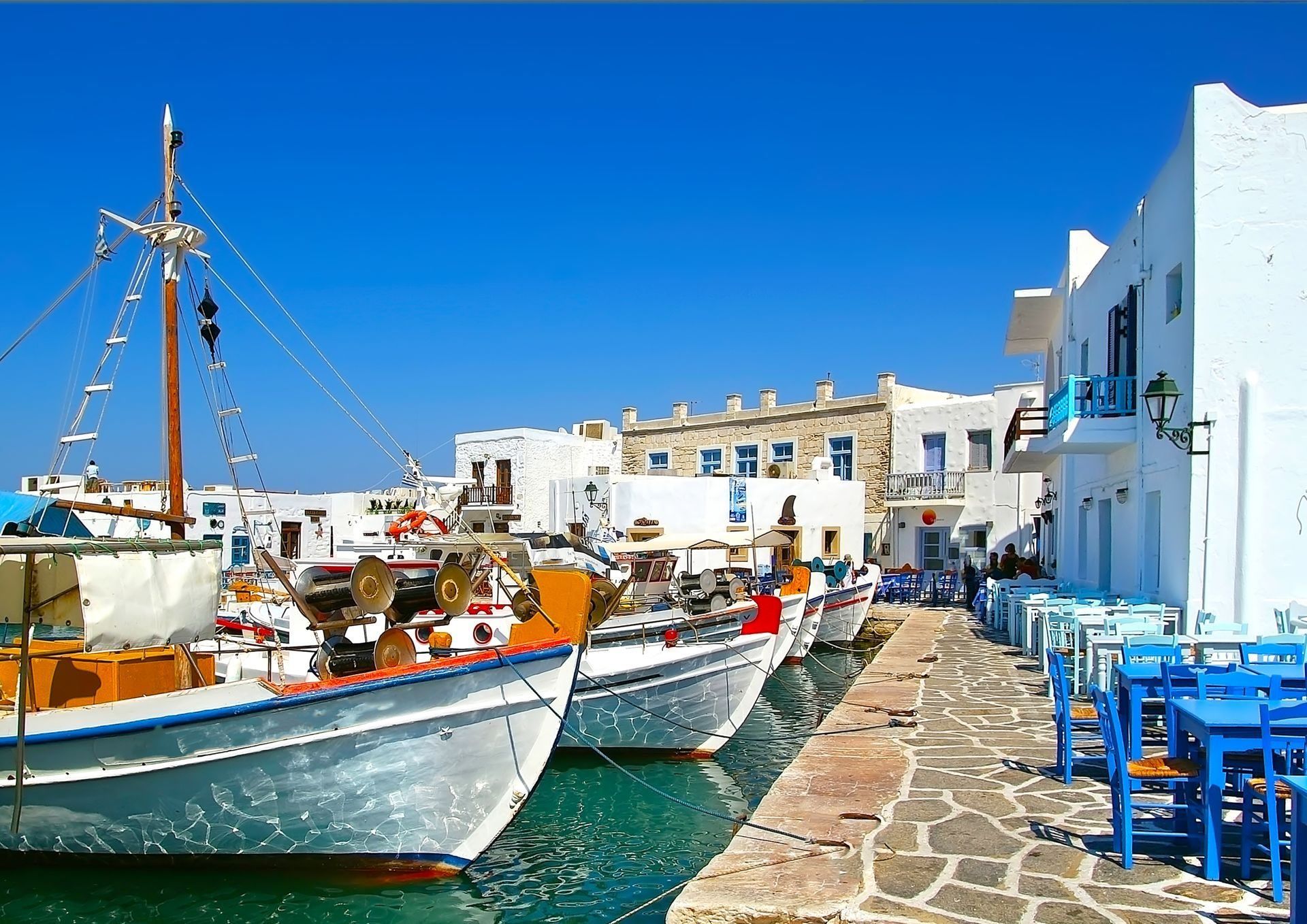 greek-fishing-village-in-paros-n