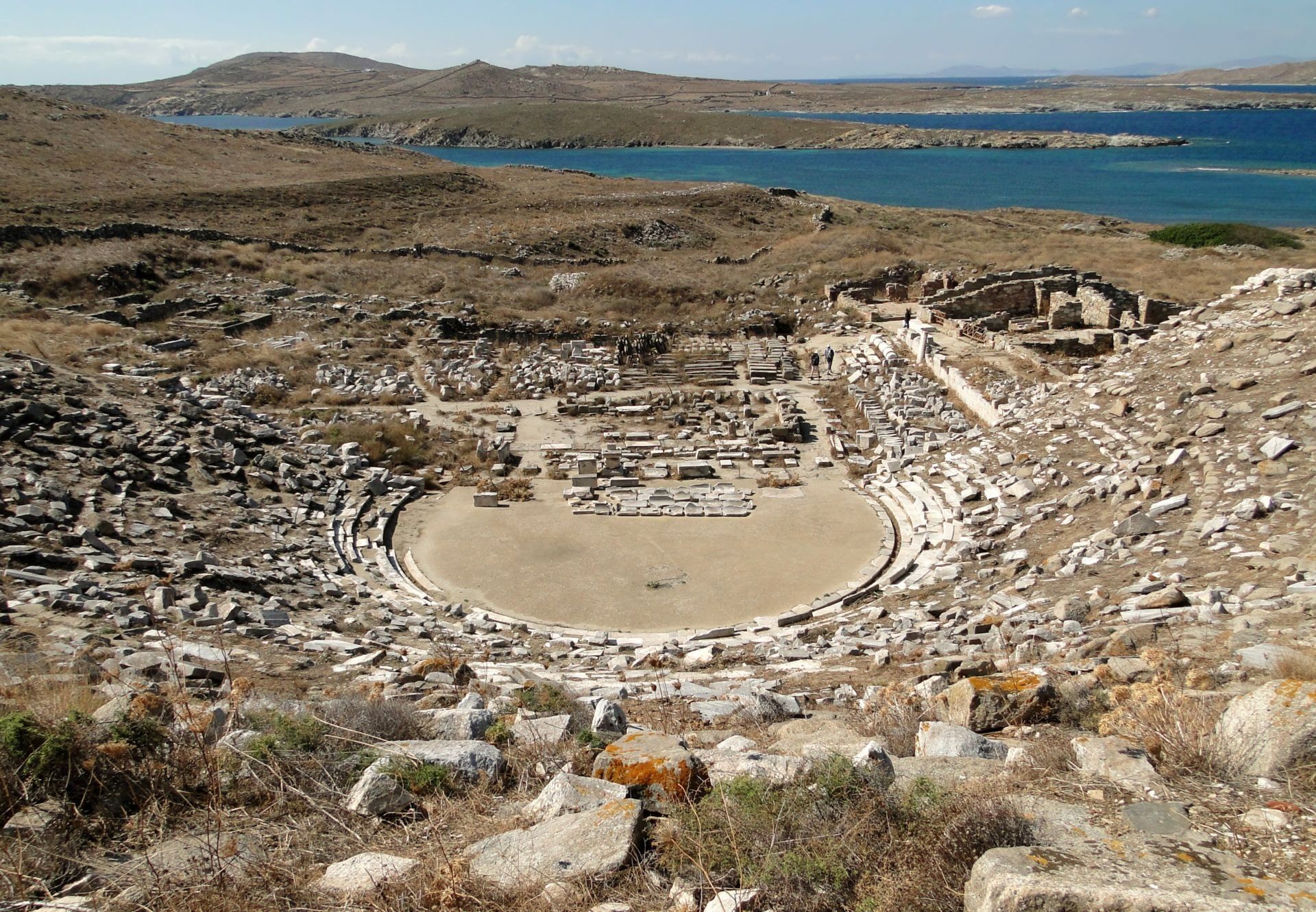 ancient_greek_theatre_in_delos_0